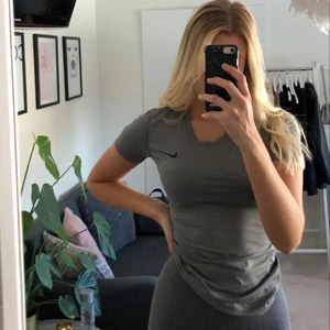 Nike träningstshirt - Snygg och bekväm T-shirt i träningsmaterial ifrån nike. Denna går att bära lite som man vill, antingen som vanligt eller invikt (se bild 2) för en mer croppad modell. Baksidan är i ett ”håligt” tyg, (se bild 3)💓