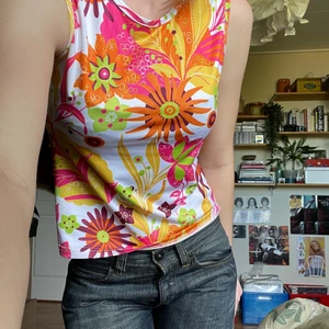 Linne - Jättefint blommigt linne🐛🦋 Storlek M men linnet är av ett stretchigt materiel så det passar nog större storlekar också! Frakt tillkommer