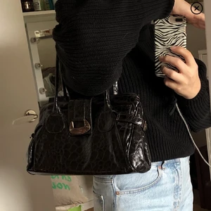 Vintage väska - Kontakta mig för bättre bilder. Buda i kommentarsfältet med minst 20kr. Om du vill köpa direkt 200kr + frakt. 