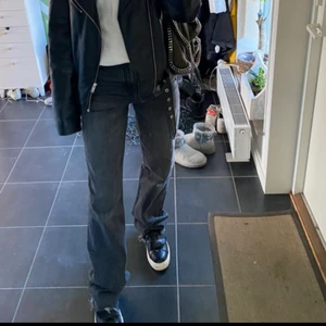 Zara jeans - Säljer dessa trendiga nästan oanvända gråa zara jeans köpta för 399kr❤️‍🩹 möts upp i Stockholm eller fraktas💕 