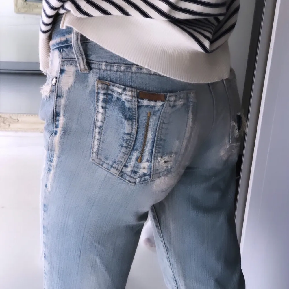 Asballa ljusblå jeans med slitningar & låg midja. Som referens är jag 160 centimeter. Skriv pm vid fler bilder, mått, frågor eller intresse!! 🤍👖✨ . Jeans & Byxor.