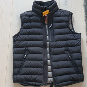Knappt använd Parajumpers väst - Säljer blivit för liten, storlek young medium så liten i storleken, köpt på kids brand store i mall of scandinavia knappt använd och i väldigt fint skick. Självklart äkta, QR kod och CLG kod finns i västen., köp direkt för 1200kr. Skriv för mer bilder och kan mötas i sundsvall//Mvh