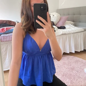 Blå topp - Blå topp från Bikbok, aldrig använd. Köparen står för frakten💕 Skriv privat vid frågor💕