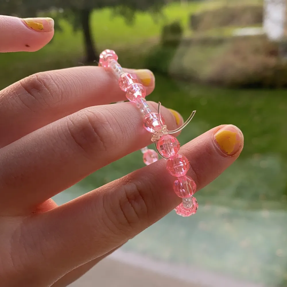 Hemmagjort vitt rosa armband 💖 Gåvor på köpet 🤍💖 7 kr inklusive frakt 24kr. Accessoarer.