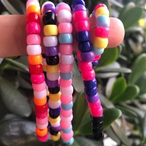 Pride armband/ringar - pride armband och halsband som kan göras i olika pride flaggors mönster! en storlek men det är stretch så om man vill ha en speciell storlek så får man fråga:) ringarna kostar 10 och armbanden kostar 15-20 beroende på flagga och storlek.