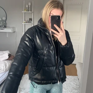 Vinterjacka från H&M i jättefint skick - Normallängd och passar dem som ofta bär strl S också. Funkar jättebra att bära en tjock tröja under utan att jackan känns för liten. Fint skick utan tecken på märken osv. 