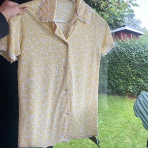 söt t-shirt - säljer denna söta tröjan som jag köpt på plick. förningen användning för den🌻