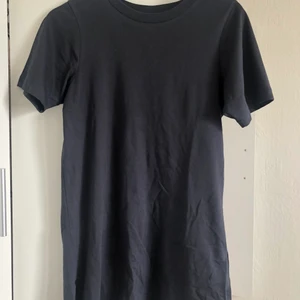 T-shirt klänning och träningstights  - Säljer en blå klänning. Den är otroligt bekväm och är storlek S, klänningen är luftig och skön att ha på sig en sommar dag , den har ett strechigt material. Pris 50 kr inklusive frakt 48 kr. Skriv för intresse! OBS: Jag kan gärna skicka bild när jag har på mig dem, om ni vill så kan ni se hur de är på!) 