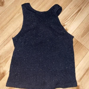 Croptop från Mango - Glittrig croptop från mango med korsad rygg. Stl s, oanvänd. Pris 50kr🌸🌸
