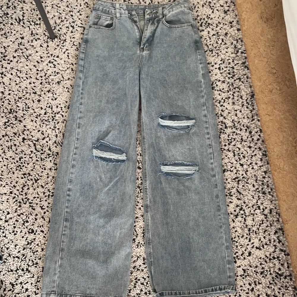 Dessa jeans är väldigt för stora för mig köpta från SHEIN aldrig använda bra material bara att de är förstora för mig. Jeans & Byxor.