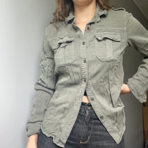 Olivgrön skjorta  - Grön skjorta från mossimo. Funkar som vårjacka elr tröja. Väldigt mjukt tyg som faller efter ens former. Ny annons längre upp!