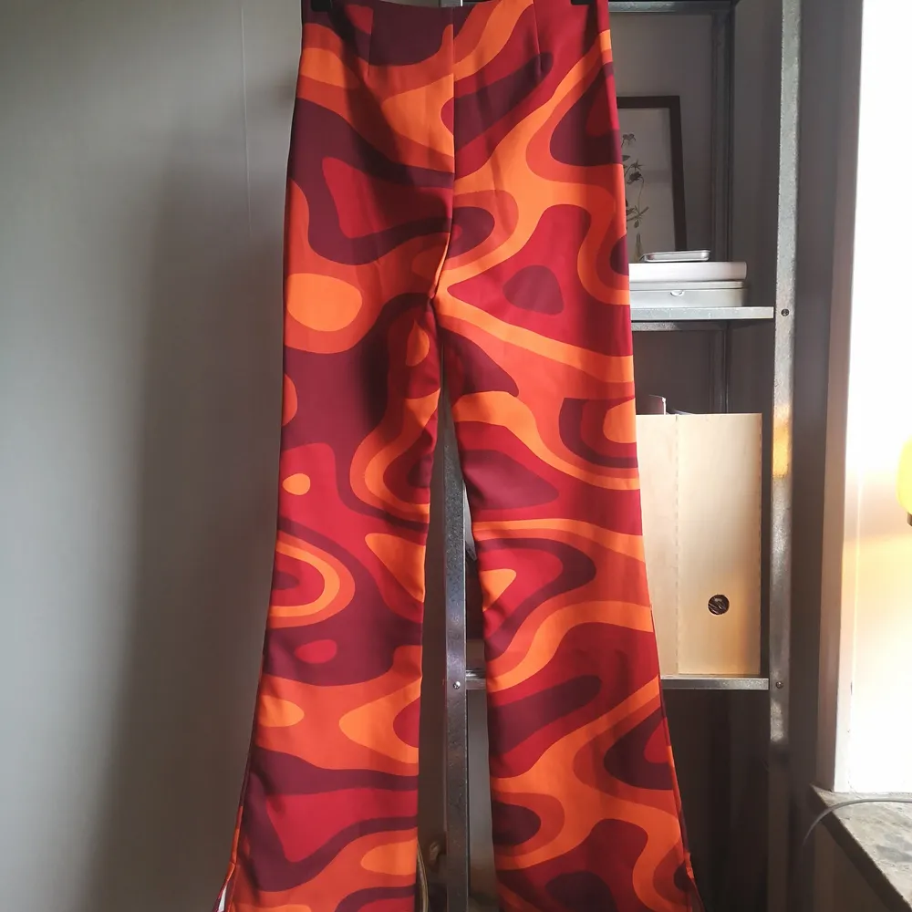 Riktigt groovy byxor i 100% polyester från danska Hosbjerg. Köptes på rea för 1000kr, säljer för 400kr. Storlek XS, men upplever dem som stora i storleken (är 163cm och har ca 66cm i midjemått) och även något stretchiga. Aldrig använda, endast provade.. Jeans & Byxor.