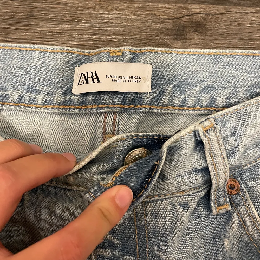 Säljer mina jeans från zara som jag aldrig använt då de blivit försmå. Där av mycket bra skick. Storlek 36. Köparen står för frakten!. Jeans & Byxor.