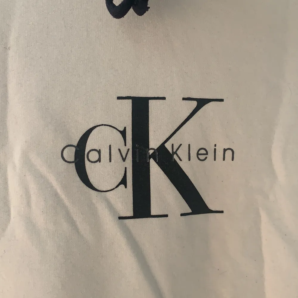 FAKE Calvin Klein hoodie. Jätte varm å skön svart vit hoodie. Sjukt fin och bra material speciellt på trycket för att vara fake.. Hoodies.