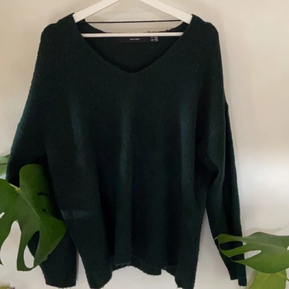 lite oversized mysig tröja som är perfekt för hösten. jättefin mörkgrön färg och är i bra skick! . Stickat.