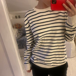 Randig tröja  - Från hm, bra skick❣️ Lite oversized på mig med S men passar fortfarande 🙌🙌 passar S-L