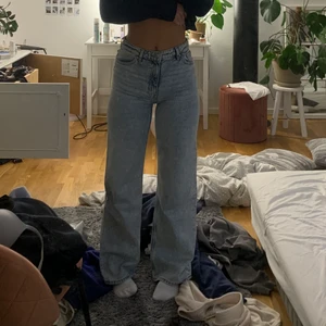 Jeans  - Så coola jeans med fastsydda stjärnor!! Storlek 27 jag har oftast storlek S och är 167! 250kr🤩❤️