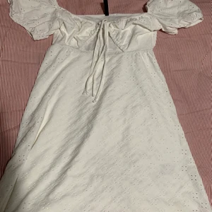 Klänning  - En fin sommar klänning från H&M med fina detaljer ! ❤️