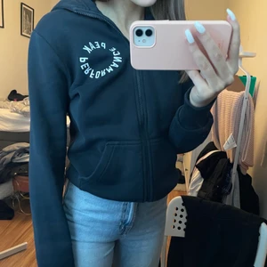 Peak performance zip hoodie - Jag älskar denna tröja men den kommer inte till användning längre. Nypris är 399kr och jag säljer den för 100kr+ frakt