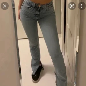 Jeans från zara - Skit snygga jeans från zara med slits nertill. Lånad bild! Säljer ett bora i mörkblå färg och nyskick! skillnaden mot mina är att dem inte har slitningar utan är ”hela”🥰🥰