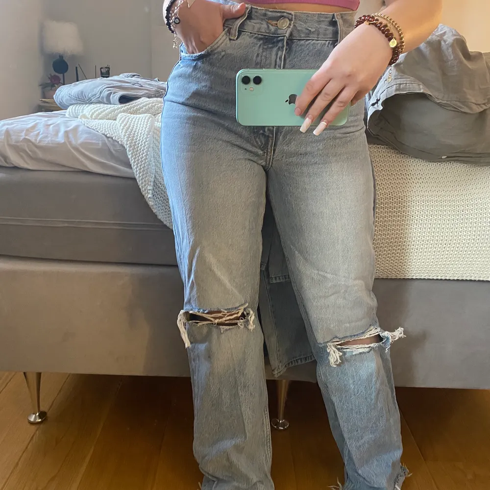 Säljer mina jättefina raka jeans med hål ifrån Zara, de är slutsålda och är i storlek 38. De är avklipptad längst ner så de ska passa mig som är 160 ungefär 💓 Köpta för 400 men säljer för 200, så buda därifrån 💓. Jeans & Byxor.