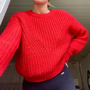 Röd stickad tröja från HM i storlek S - Tröjan är knappt använd och sitter väldigt bekvämt! 💗