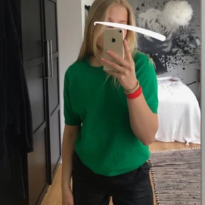 Stickad T-shirt  - Stickad t-shirt i en skitsnygg grön färg!! Köparen står för frakt🤍🤍