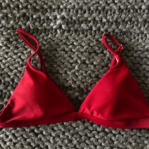 Nästintill oanvänd bikinitopp i från zaful i storlek M, passar S. Säljer då den är för liten🥰 frakt 24kr🥰