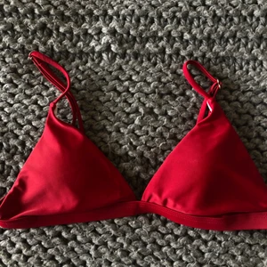 Bikinitopp zaful - Nästintill oanvänd bikinitopp i från zaful i storlek M, passar S. Säljer då den är för liten🥰 frakt 24kr🥰