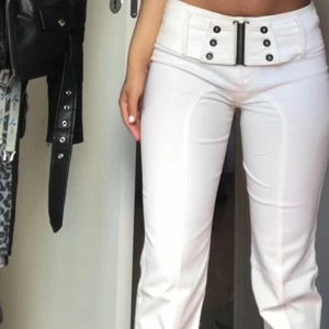 Vita raka byxor - Super snygga raka byxor, säljer pågrund av att byxorna är för långa på mig och jag är 157cm lång, super snygga till sommaren!