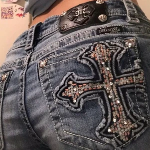 Y2K miss me (bootcut) jeans - säljer liknade missme jeans(W29) knappt använda! rhinestones finns kvar!! jättefina nu för sommaren! byxor man måste ha! Bud eller skriva privat :) tack ❤️ (BUD LIGGER PÅ 420kr) lägger ut igen pga oseriösa köpare.. Såld!