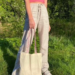   - Vi säljer egengjorda somriga tygpåsar för vårt miniUF 🌸🌸 Finns endast ett fåtal kvar! Hoppas ni är intresserade :) 65 kr styck🤍 