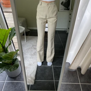 Storlek xs - Beiga kostymbyxor från designbysi i storlek xs💓dom är insydda i bak så att dom passar mig som har midjemått 62cm. Och dom är uppsydda så dom passar mig som är 162cm💓💓 frakten kostar 66