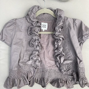 Bolero  - Ett plagg som säljs då det är för litet för mig. Boleron är grå men passar också perfekt till lite färggladare klänningar. Priset kan verka dyrt men det är för att jag ska kunna betala frakten. Betalning sker via swish 