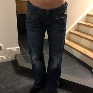 Ett par super duper snygga replay jeans som är low waist. Tyvärr försmå för mig, men dem är i super bra skick och sitter👌