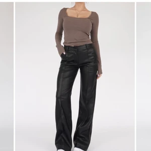 Fake skinnbyxor - Helt nya oanvända skinnbyxor med lappen kvar från venderbys. Skitsnygga men kommer ej till användning!💕