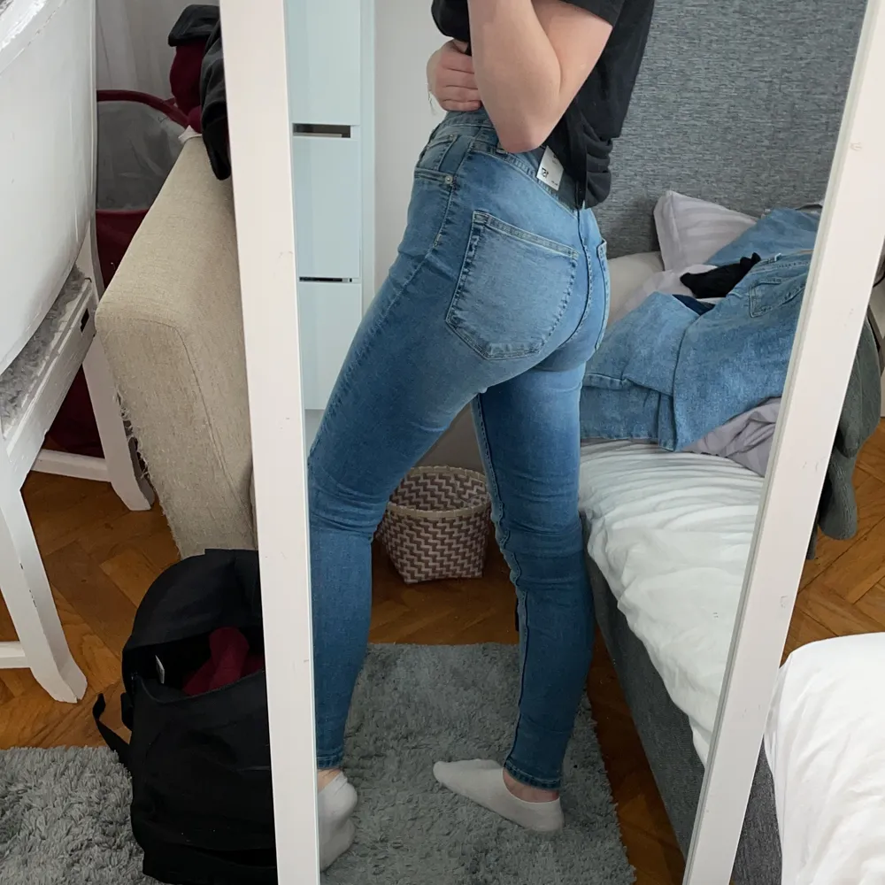 Super snygga jeans som sitter bra på mig, de kommer tyvärr inte till användning❤️❤️Lappen sitter kvar, är 162 cm lång och storleken är XS. Jeans & Byxor.
