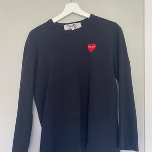 Comme des garcons långärmad - Säljer min comme des garcons tröja då den är för liten för mig. Nypris 1400kr från nk. 