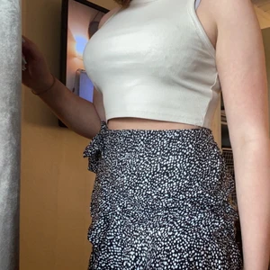 Kjol - En skit snygg kjol från Shein som tyvärr var lite liten på mig. Jag är ca 174cm lång och har storlek M🤍 79kr exklusive frakt. Oanvänd! 