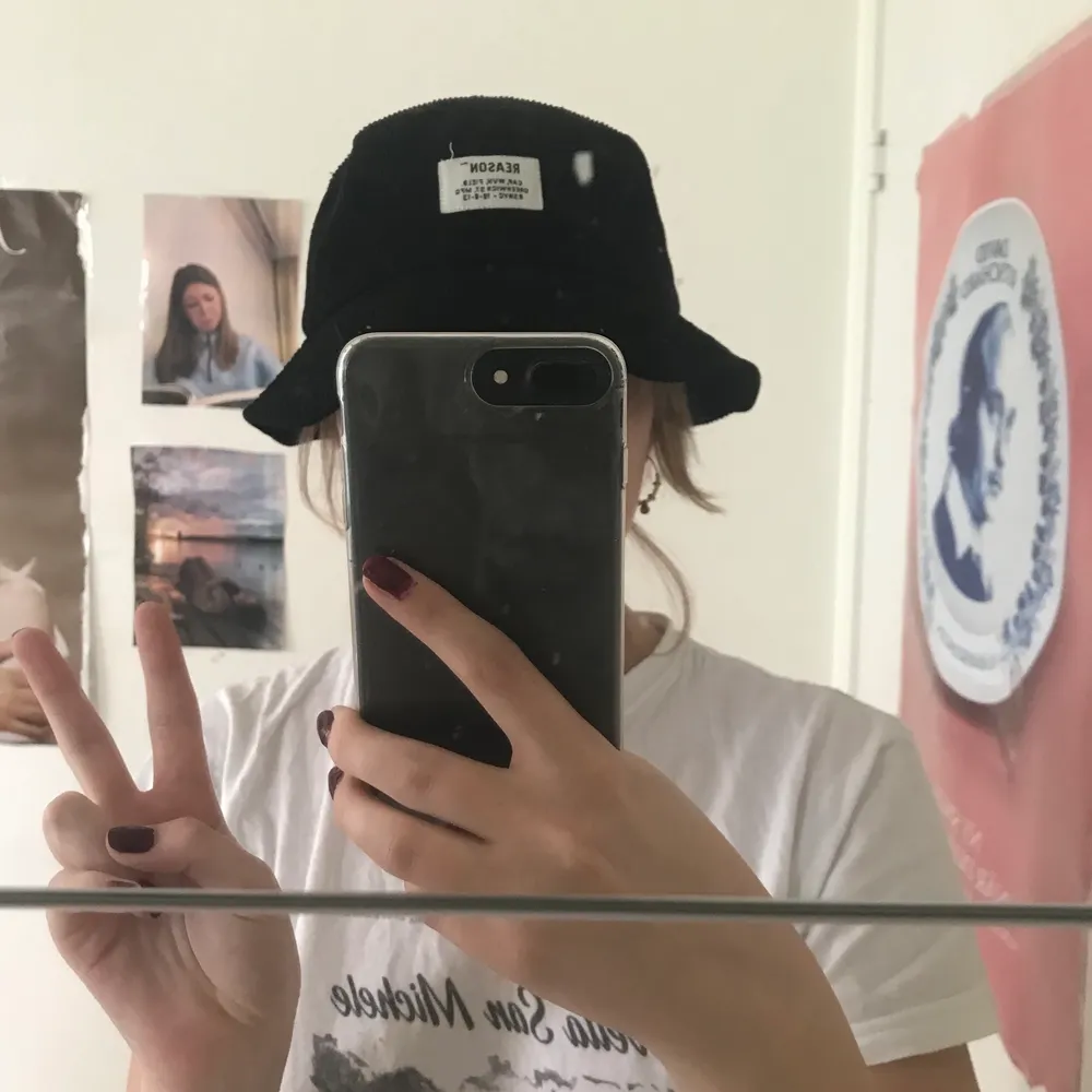 En svart urban outfitters bucket hat som jag köpte för några år sedan. Gissar på att den inte finns på hemsidan längre. Den är i lite ribbat material som jag just nu inte minns vad det heter. Onesize. . Accessoarer.