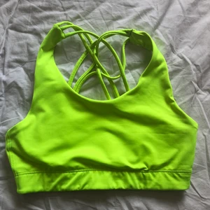 sport bh  - sport bh från SOC med jättefin snörning i ryggen, vädligt skön och fin nu till sommaren när man är lite brunare! Säljer pga att den är lite för liten för mig