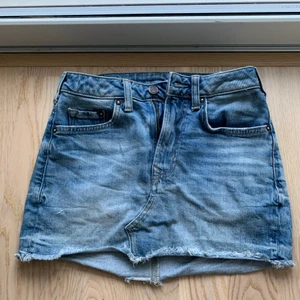 Jeanskjol från crocker - Jeanskjol från crocker. Storleken är med som xs!