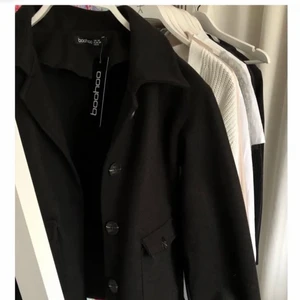 Jacka  - Fin kavajliknande jacka från boohoo, jag köpte den i nyskick från plick och har använt den väldigt få gånger. storlek 38 mer som 36. Prislappen sitter inte kvar längre!