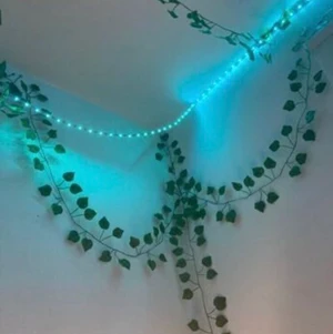 Hängande plastväxter - Rankor/vines i plast. Riktigt snygga att dekorera rummet med! Säljer 7 st. Oanvända. Går även att köpa styckvis