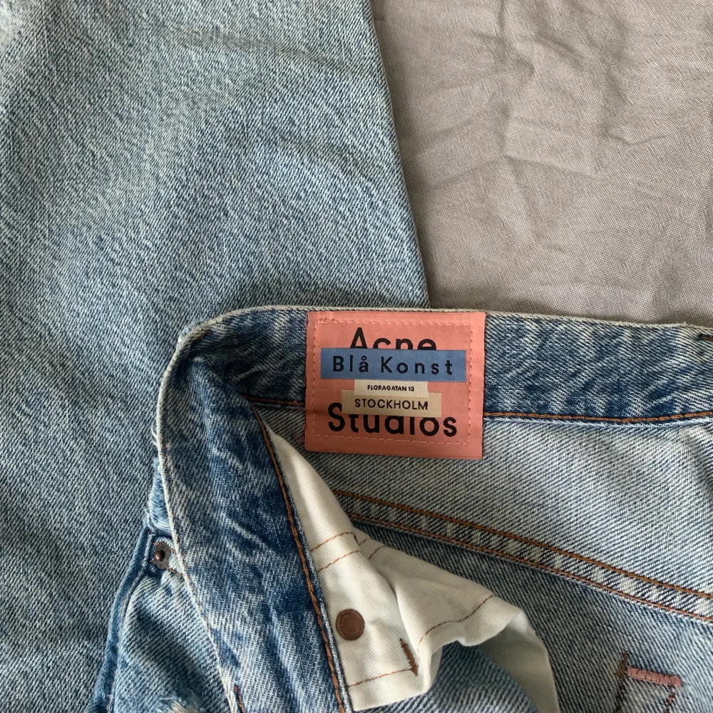 Acne jeans som jag köpt för 2300kr men som nu tyvärr blivit för små säljs för ett  jättebra pris. De är i helt nytt skick och är endast några månader gamla. Jeansen är u modellen ”Acne Studios 1997 Light Blue Trash, A00022-”. Jeans & Byxor.