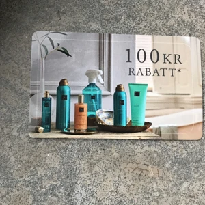 Presentkort  - Presentkort med rea på 100kr på ett köp över 500kr i butik på rituals, köpt för 100kr men köper aldrig på rituals så säljer det för mer än halva priset🥰