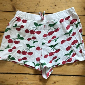 Shorts med körsbär  - Storlek M men små i storleken så snarare som ett par S