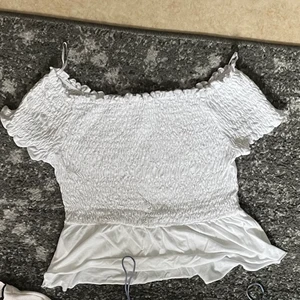 Gullig tröja till sommaren - Jättefin tröja som är nästan oanvänd. Finns inte länge i gina