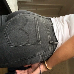 Levis jeans nästintill oanvända  - Supersköna och fina Levis jeans nästintill oanvända! Säljes för 400kr i storlek 27 deras storlek, passar mig med storlek M längd 165. Köparen står för frakt!🌸