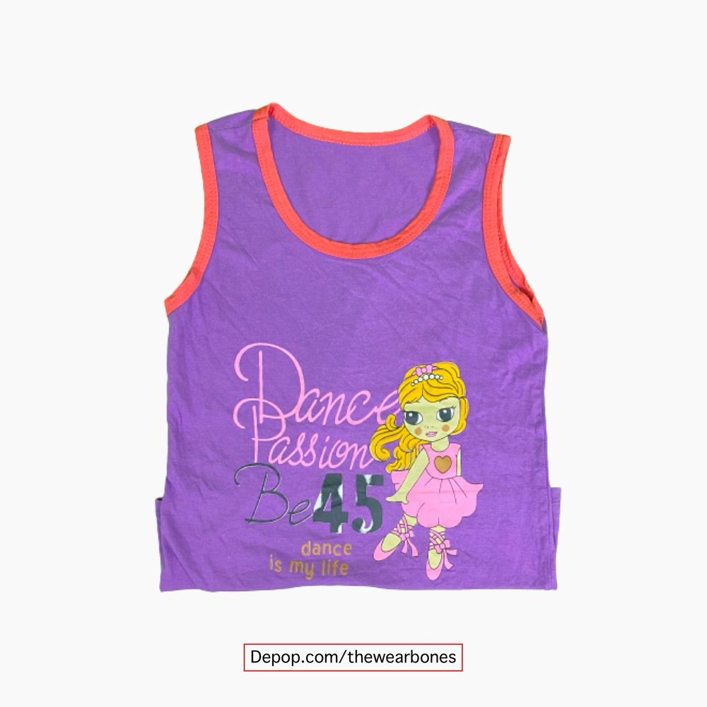 En söt crop top i perfekt skick, som skulle passa en XS. Står ingen märke, storlek eller material. Ser ut att vara cotton. Kolla gärna in måtten. Spårbar frakt på 66kr är inräknad i priset. Tar Swish men även SafePay. Mått: Byst bredd 35.5cm Axeln och ner 48.5cm.. Toppar.